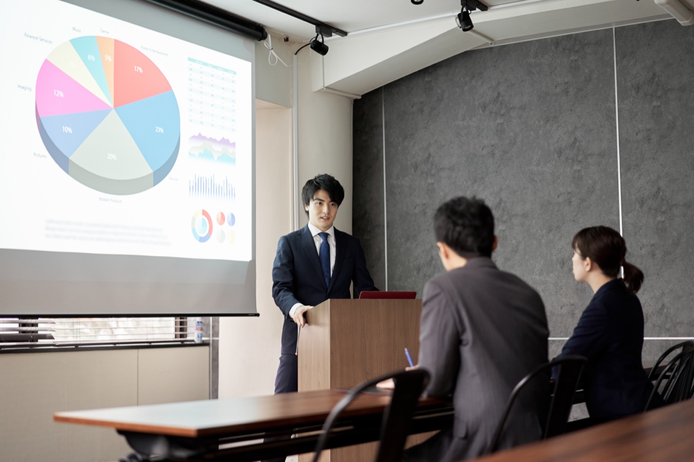 企業向けセミナーで講義をする様子